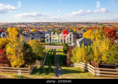 Colorado Living. Centennial, Colorado - Denver Metro-Bereich Wohngebiet Herbstpanorama mit Blick auf die Front Range Berge in der Ferne Stockfoto