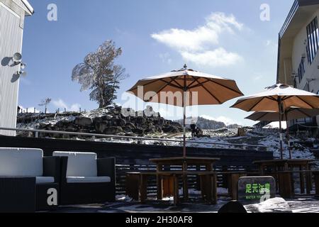 Nagano, Japan, 2021-22-10 , Blick auf die Aussichtsplattform auf der Ryuoo Sora Terrace, einem utopieartigen Aussichtspunkt 1,770 Meter über dem Meeresspiegel. Die Seilbahn Stockfoto