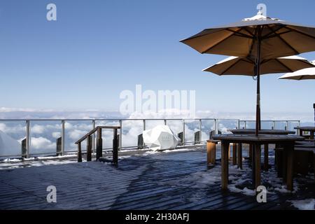 Nagano, Japan, 2021-22-10 , Blick auf die Aussichtsplattform auf der Ryuoo Sora Terrace, einem utopieartigen Aussichtspunkt 1,770 Meter über dem Meeresspiegel. Die Seilbahn Stockfoto