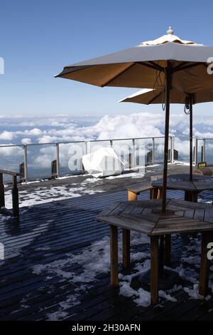 Nagano, Japan, 2021-22-10 , Blick auf die Aussichtsplattform auf der Ryuoo Sora Terrace, einem utopieartigen Aussichtspunkt 1,770 Meter über dem Meeresspiegel. Die Seilbahn Stockfoto