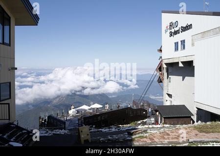 Nagano, Japan, 2021-22-10 , Blick auf die Aussichtsplattform und die Seilbahn auf der Ryuoo Sora Terrace, einem utopieartigen Aussichtspunkt 1,770 Meter über dem Meeresspiegel Stockfoto