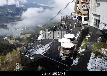 Nagano, Japan, 2021-22-10 , Blick auf die Aussichtsplattform und die Seilbahn auf der Ryuoo Sora Terrace, einem utopieartigen Aussichtspunkt 1,770 Meter über dem Meeresspiegel Stockfoto