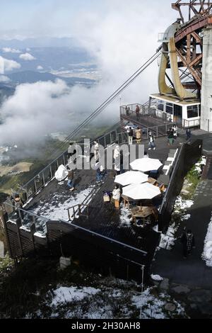 Nagano, Japan, 2021-22-10 , Blick auf die Aussichtsplattform und die Seilbahn auf der Ryuoo Sora Terrace, einem utopieartigen Aussichtspunkt 1,770 Meter über dem Meeresspiegel Stockfoto