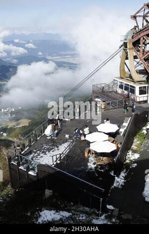 Nagano, Japan, 2021-22-10 , Blick auf die Aussichtsplattform und die Seilbahn auf der Ryuoo Sora Terrace, einem utopieartigen Aussichtspunkt 1,770 Meter über dem Meeresspiegel Stockfoto