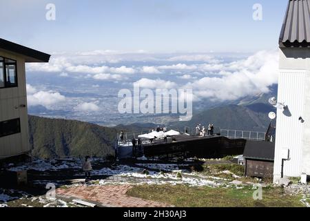 Nagano, Japan, 2021-22-10 , Blick auf die Aussichtsplattform auf der Ryuoo Sora Terrace, einem utopieartigen Aussichtspunkt 1,770 Meter über dem Meeresspiegel. Die Seilbahn Stockfoto