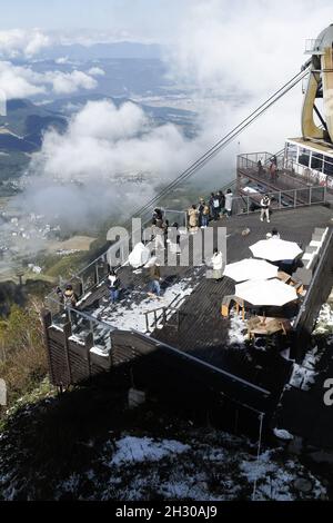 Nagano, Japan, 2021-22-10 , Blick auf die Aussichtsplattform auf der Ryuoo Sora Terrace, einem utopieartigen Aussichtspunkt 1,770 Meter über dem Meeresspiegel. Die Seilbahn Stockfoto