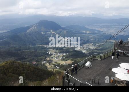 Nagano, Japan, 2021-22-10 , Blick auf die Aussichtsplattform auf der Ryuoo Sora Terrace, einem utopieartigen Aussichtspunkt 1,770 Meter über dem Meeresspiegel. Die Seilbahn Stockfoto