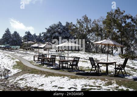 Nagano, Japan, 2021-22-10 , im Café auf der Ryuoo Sora Terrace, einem utopieartigen Aussichtspunkt 1,770 Meter über dem See, liegen Stühle und Sonnenschirme im Freien Stockfoto