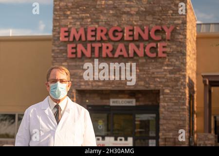 ER Arzt Porträt trägt Maske während Coronavirus Pandemie Stockfoto