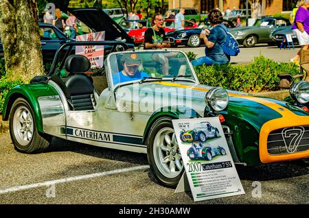 Ein Junge sitzt auf dem Fahrersitz einer 2007 Caterham 7 SV beim 31. Jährlichen British Car Festival am 24. Oktober 2021 in Fairhope, Alabama. Stockfoto