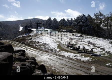 Nagano, Japan, 2021-22-10 , Ruhebereich mit Liegestühlen und Sonnenschirmen des Sora Terrace Cafe auf der Ryuoo Sora Terrace, einem utopieartigen Aussichtsterrasse Stockfoto