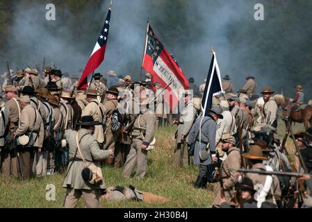 Libanon, Tennessee, USA. Okt. 2021. Konföderierte Soldaten führen bei der Nachstellung der Bürgerkriegsschlacht am Stones River, Tennessee, einen Scheinkampf gegen die Unionstruppen (Foto: © Robin Rayne/ZUMA Press Wire) Stockfoto