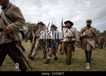 Libanon, Tennessee, USA. Okt. 2021. Konföderierte Reenactors marschieren zum Schlachtfeld für die Nachstellung der Bürgerkriegsschlacht am Stones River, Tennessee (Foto: © Robin Rayne/ZUMA Press Wire) Stockfoto