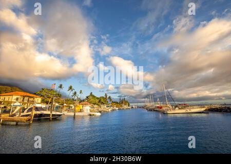 Blick auf den Hafen von Lahaina im späten Abendlicht, Maui, Hawaii, USA. Stockfoto