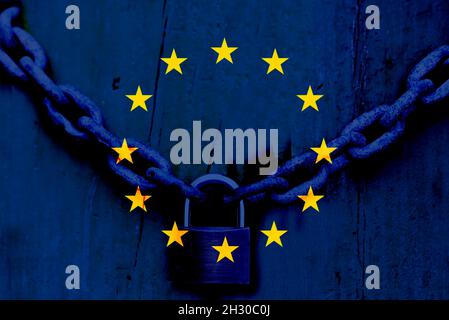 Tür, Kette mit Vorhängeschloss und Flagge der Europäischen Union Stockfoto