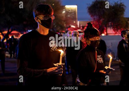 Burbank, USA. Okt. 2021. Mitglieder von IASTE Local 80, der International Alliance of Theatrestage Employees, hielten eine Kerzenlichtmahnwache für ihre Kollegin Halyna Hutchins ab. Halyna wurde von einem Propellergewehr auf dem Filmset von „Rust“ getötet, sie war die Kamerafrau. 10/24/2021 Burbank, CA USA (Foto: Ted Soqui/Sipa USA) Quelle: SIPA USA/Alamy Live News Stockfoto