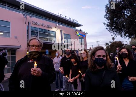 Burbank, USA. Okt. 2021. Mitglieder von IASTE Local 80, der International Alliance of Theatrestage Employees, hielten eine Kerzenlichtmahnwache für ihre Kollegin Halyna Hutchins ab. Halyna wurde von einem Propellergewehr auf dem Filmset von „Rust“ getötet, sie war die Kamerafrau. 10/24/2021 Burbank, CA USA (Foto: Ted Soqui/Sipa USA) Quelle: SIPA USA/Alamy Live News Stockfoto