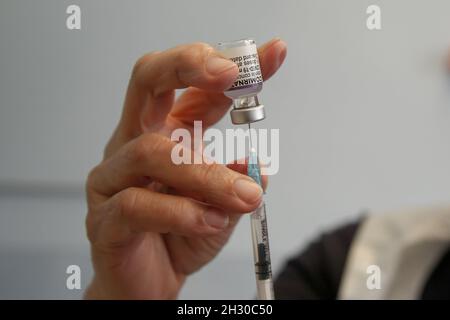 London, Großbritannien. Oktober 2021. Ein Gesundheitsmitarbeiter bereitet sich darauf vor, eine Dosis Pfizer/BioNTech Covid-19-Impfstoff in einem Impfzentrum zu verabreichen.die Minister fordern die Menschen auf, einen Covid-19-Impfstoff zu erhalten, angesichts der Befürchtungen, dass in diesem Winter weitere Einschränkungen bestehen, da Coronavirus-Fälle zunehmen. (Bild: © Dinendra Haria/SOPA Images via ZUMA Press Wire) Stockfoto