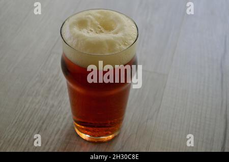 Ein englisches Amber Ale in einem Glas auf dem Tisch Stockfoto
