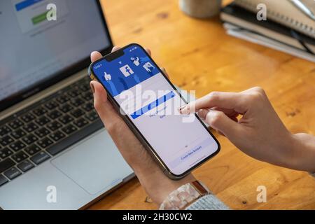 CHIANG MAI, THAILAND - Okt 17, 2021: Facebook Social Media App Logo bei Anmeldung, Anmeldeseite auf dem Bildschirm der mobilen App auf dem iPhone 13 Pro Max in Stockfoto