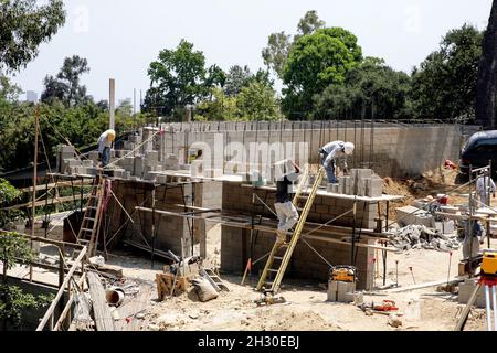 Betonmaurer bauen Blockwände auf einer Baustelle Stockfoto