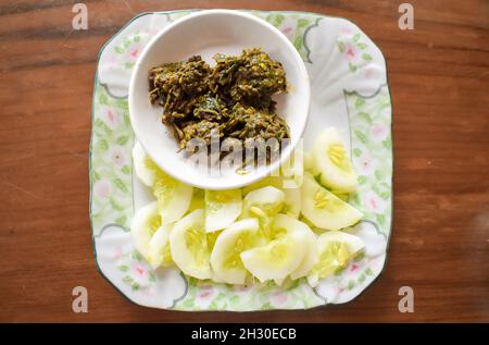 Traditionelle Fischkonserven aus Myanmar oder Burma, Ngapi htaung und frische Gurkenscheiben Stockfoto