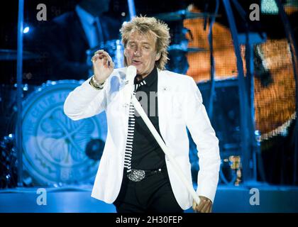 Rod Stewart spielt live in der O2 Arena in London. Stockfoto