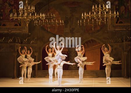 Das English National Ballet probt Raymonda Act III als Teil einer Hommage an Rudolf Nureyev im London Coliseum, St. Martin's Lane - London Stockfoto