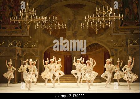 Das English National Ballet probt Raymonda Act III als Teil einer Hommage an Rudolf Nureyev im London Coliseum, St. Martin's Lane - London Stockfoto