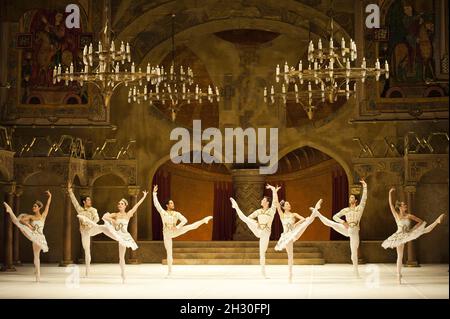 Das English National Ballet probt Raymonda Act III als Teil einer Hommage an Rudolf Nureyev im London Coliseum, St. Martin's Lane - London Stockfoto