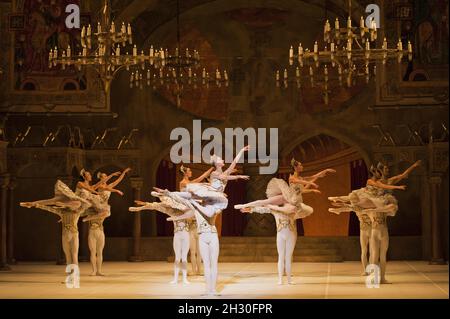 Das English National Ballet probt Raymonda Act III als Teil einer Hommage an Rudolf Nureyev im London Coliseum, St. Martin's Lane - London Stockfoto