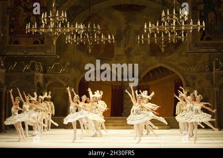 Das English National Ballet probt Raymonda Act III als Teil einer Hommage an Rudolf Nureyev im London Coliseum, St. Martin's Lane - London Stockfoto