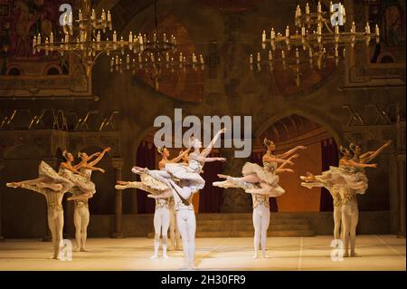 Das English National Ballet probt Raymonda Act III als Teil einer Hommage an Rudolf Nureyev im London Coliseum, St. Martin's Lane - London Stockfoto