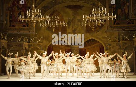 Das English National Ballet probt Raymonda Act III als Teil einer Hommage an Rudolf Nureyev im London Coliseum, St. Martin's Lane - London Stockfoto