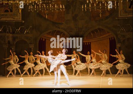 Das English National Ballet probt Raymonda Act III als Teil einer Hommage an Rudolf Nureyev im London Coliseum, St. Martin's Lane - London Stockfoto