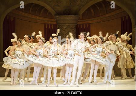 Das English National Ballet probt Raymonda Act III als Teil einer Hommage an Rudolf Nureyev im London Coliseum, St. Martin's Lane - London Stockfoto