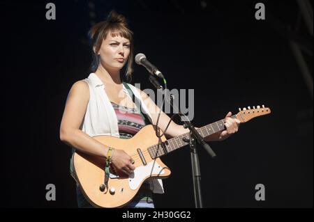 Angel Olsen peforms live auf der Bühne am 2. Tag des Endes des Road Festivals, Larmer Tree Gardens, Dorset. Stockfoto