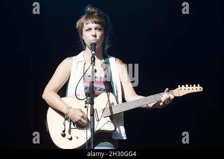 Angel Olsen peforms live auf der Bühne am 2. Tag des Endes des Road Festivals, Larmer Tree Gardens, Dorset. Stockfoto