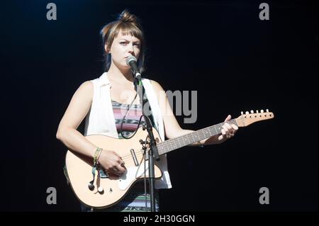 Angel Olsen peforms live auf der Bühne am 2. Tag des Endes des Road Festivals, Larmer Tree Gardens, Dorset. Stockfoto