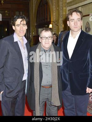 Stephen Mangan, Mark Hadwick und Matthew MacFeyden kommen nach einer Party von Jeeves und Wooster-perfektem Unsinn im National Liberal Club - London, zur Eröffnungsnacht Stockfoto