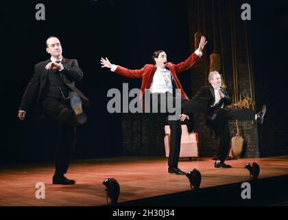 Matthew MacFeyden, Stephen Mangan und Mark Hadwick führen Jeeves und Wooster-perfekten Unsinn im Duke of York Theatre in London auf. Stockfoto