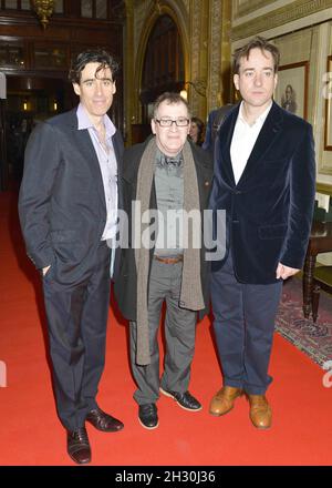 Stephen Mangan, Mark Hadwick und Matthew MacFeyden kommen nach einer Party von Jeeves und Wooster-perfektem Unsinn im National Liberal Club - London, zur Eröffnungsnacht Stockfoto