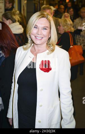 Amanda Redman kommt zur Eröffnungsnacht von Jeeves und Wooster-perfektem Unsinn im Duke of York Theatre in London an. Stockfoto