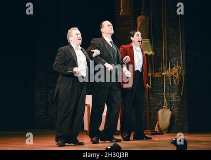 Mark Hadwick, Matthew MacFeyden und Stephen Mangan führen Jeeves und Wooster-perfekten Unsinn im Duke of York Theatre in London auf. Stockfoto