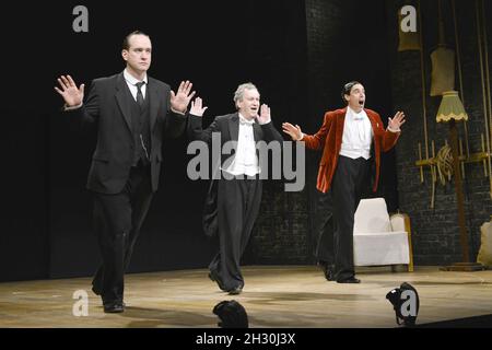 Matthew MacFeyden, Mark Hadwick und Stephen Mangan führen Jeeves und Wooster-perfekten Unsinn im Duke of York Theatre in London auf. Stockfoto