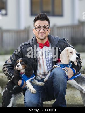 Peter Andre nennt zwei Hunde im Battersea Dogs & Cats Home nach den beiden Hauptfiguren in der neuen DreamWorks Animation Mr Peabody & Sherman, Battersea - London Stockfoto