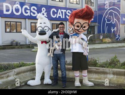 Peter Andre nennt zwei Hunde im Battersea Dogs & Cats Home nach den beiden Hauptfiguren in der neuen DreamWorks Animation Mr Peabody & Sherman, Battersea - London Stockfoto