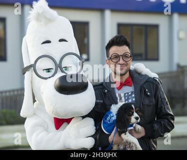 Peter Andre nennt zwei Hunde im Battersea Dogs & Cats Home nach den beiden Hauptfiguren in der neuen DreamWorks Animation Mr Peabody & Sherman, Battersea - London Stockfoto