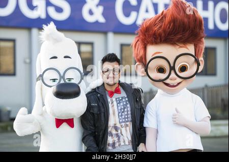 Peter Andre nennt zwei Hunde im Battersea Dogs & Cats Home nach den beiden Hauptfiguren in der neuen DreamWorks Animation Mr Peabody & Sherman, Battersea - London Stockfoto