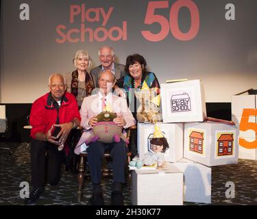 Derek Griffiths, Virginia Stride, Johnny Ball, Brian Cant, Carol Chell und Spielzeuge von Playschool, die an der Wiedervereinigung der Playschool zum 50. Geburtstag in den Riverside Studios in London teilnahmen. Stockfoto